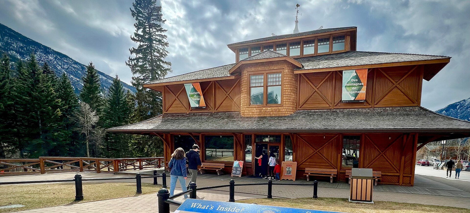 The old log museum on the avenue — where I used to send people if the ridge was in cloud and they still wanted an hour indoors. Photograph via Wikimedia Commons.