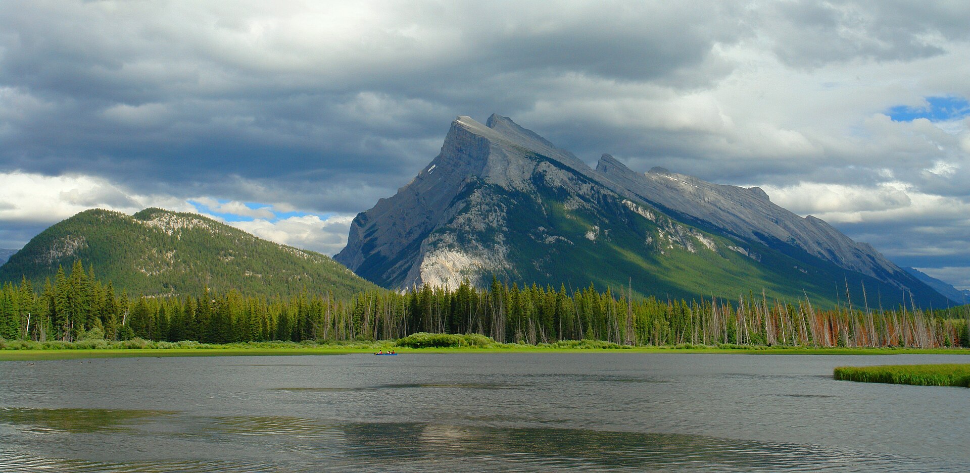 Vermilion Lakes under a restless sky — a valley pairing, not a ridge substitute. Photograph via Wikimedia Commons.